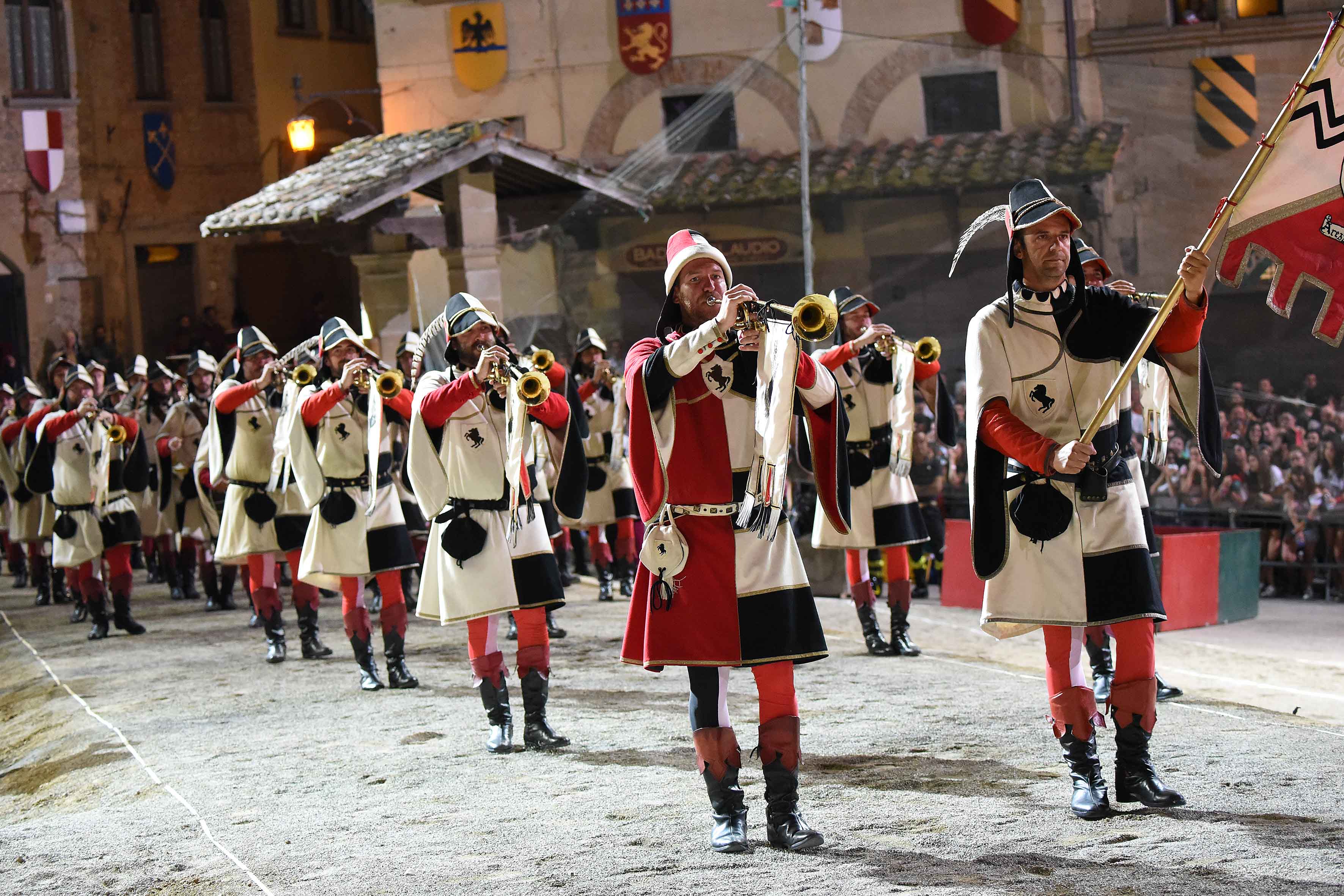 Giostra: i saggi in piazza di Musici e Sbandieratori